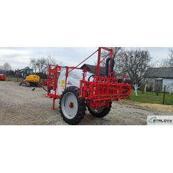 Opryskiwacz polowy przyczepiany ciągany hydraulicznie składany