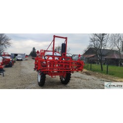 Opryskiwacz polowy przyczepiany ciągany hydraulicznie składany