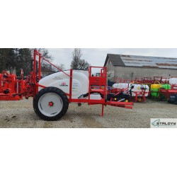 Opryskiwacz polowy przyczepiany ciągany hydraulicznie składany