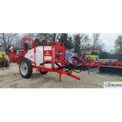 Opryskiwacz polowy przyczepiany ciągany hydraulicznie składany