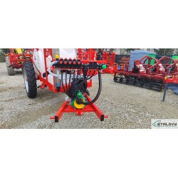 Opryskiwacz polowy przyczepiany ciągany hydraulicznie składany