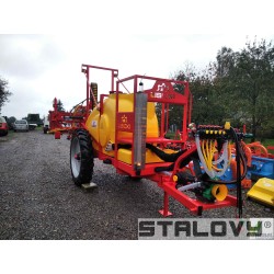 Opryskiwacz polowy przyczepiany ciągany hydraulicznie składany