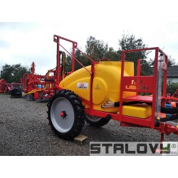 Opryskiwacz polowy przyczepiany ciągany hydraulicznie składany