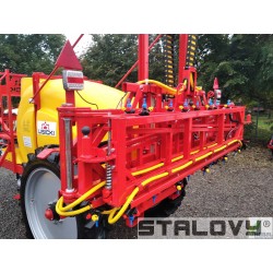 Opryskiwacz polowy przyczepiany ciągany hydraulicznie składany