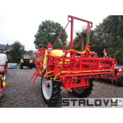 Opryskiwacz polowy przyczepiany ciągany hydraulicznie składany