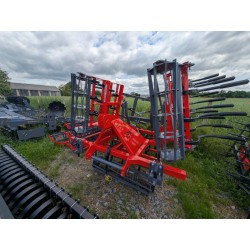 Agregat uprawowy hydraulicznie składany