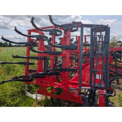 Agregat uprawowy hydraulicznie składany